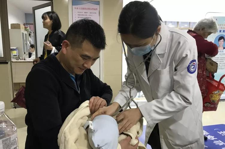 健康咨詢,醫(yī)生問診,查看檢查報(bào)告&hellip;&hellip;義診活動(dòng)忙而有序,專家們運(yùn)用